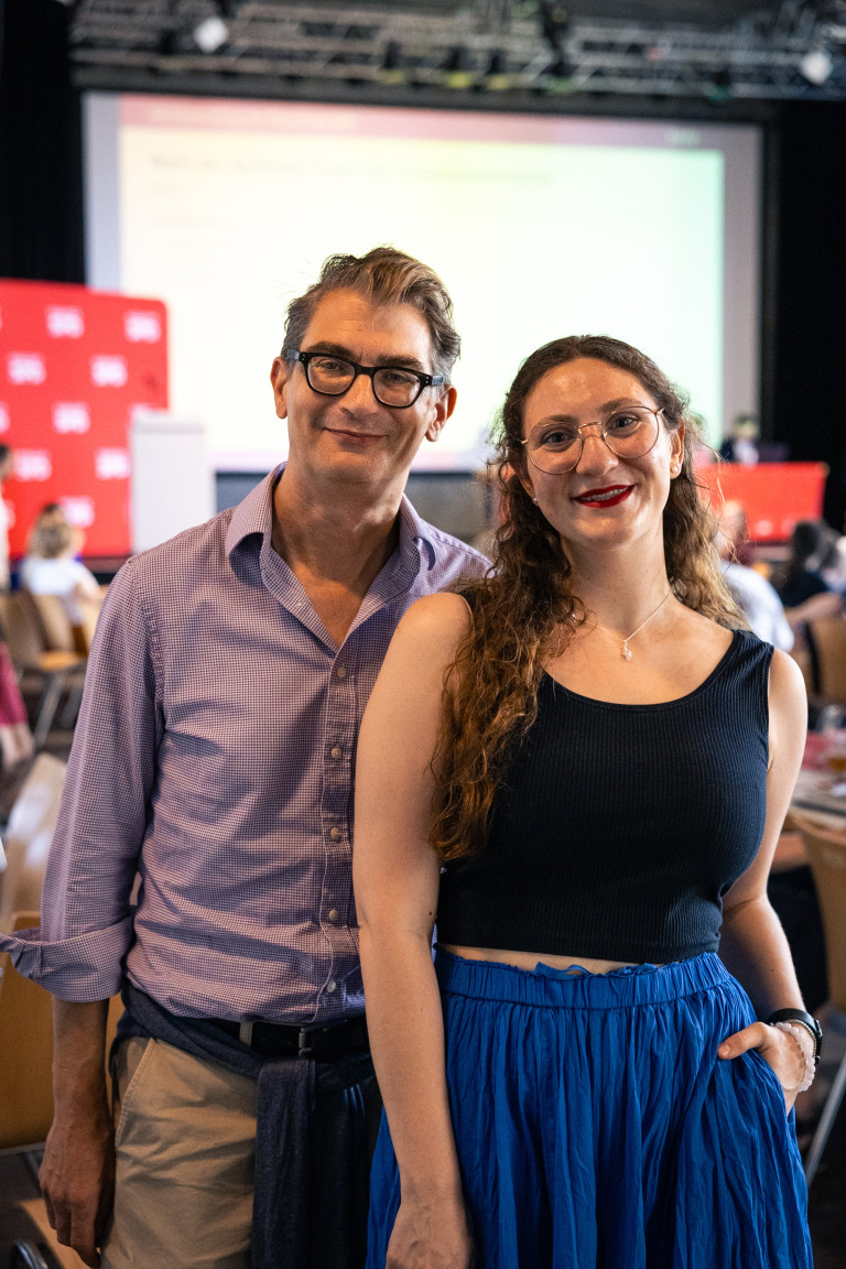 Raoul Koether und Marie-Liesse Fuckerieder auf dem Unterbezirksparteitag der SPD München im Juli 2026. Photo: Daniel Köberle