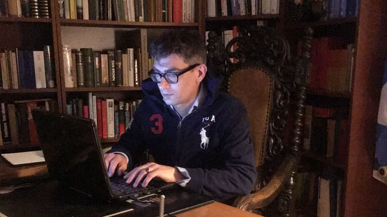 Raoul am Schreibtisch