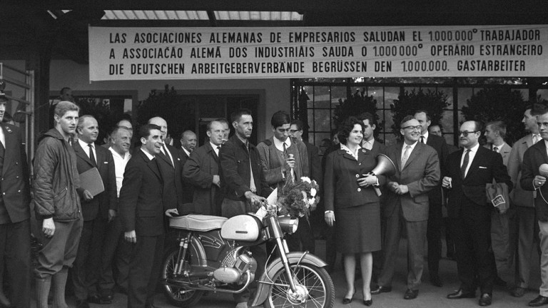 Arbeitgeberverbände begrüssen 1960 den einmillionsten "Gastarbeiter" am Münchner Hauptbahnhof