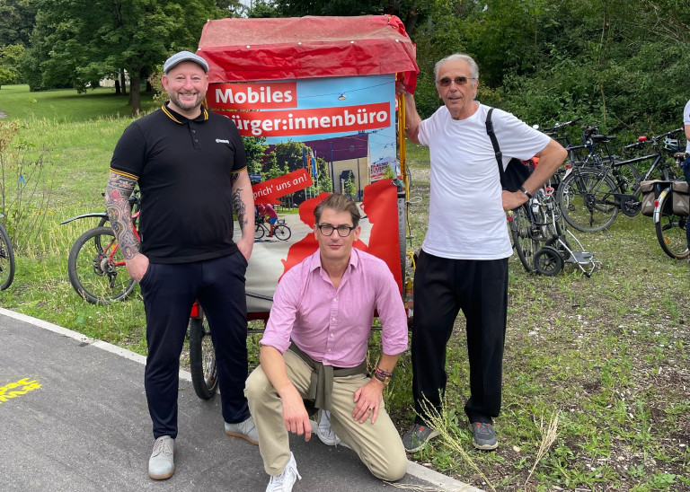 SPD vor Ort mit der Rikscha des Ortsvereins Pasing (v.l.n.r Stadtrat Andreas Schuster, der Pasinger SPD-Vorsitzende Raoul Koether und Willy Schneider von der SPD Obermenzing)