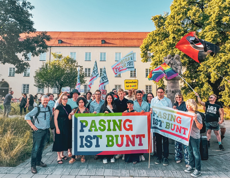 v.l.n.r. (1. Reihe): Stadtrat Winfried Kaum, Julia Post (MdL), Katja Weitzel (MdL), Carmen Romano, Raoul Koether, Sibel Leyla, Bürgermeister Dominik Krause, Stadträtin Nimet Gökmenoğlu, Arif Haidary, Graciela Cammerer, Stadtrat Stefan Jagel, Dr. Constanze